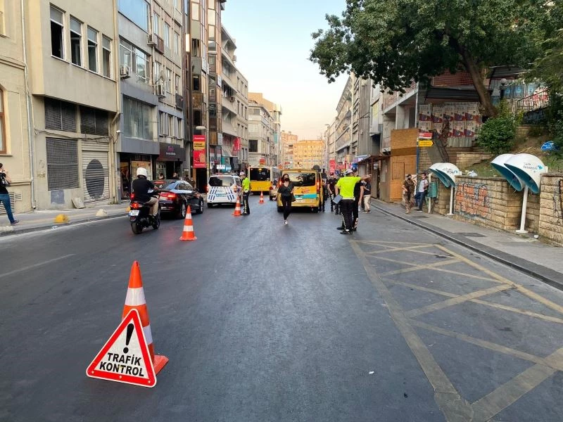 Yeditepe Huzur uygulamasında araçlar didik didik arandı
