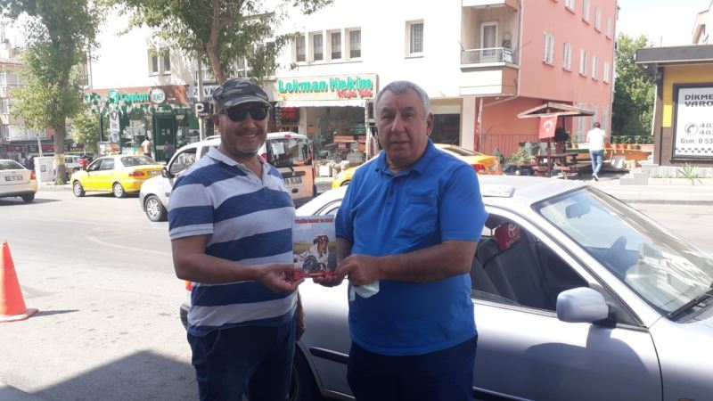 Gazeteci yazar Ünsal “Yüreğim İrevan’da Kaldı” romanını İsa Mert’e hediye etti
