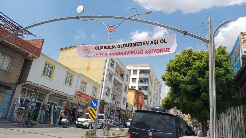 Dicle Kaymakamlığından pankartlı aşı çağrısı
