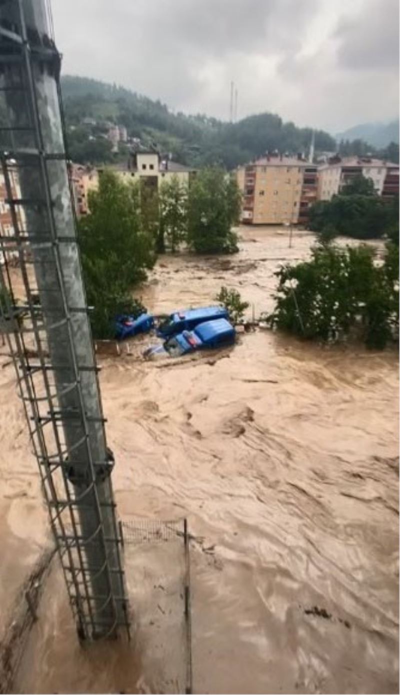 İlçe jandarma komutanlığının bahçesi de, devriye araçları da sular altında kaldı
