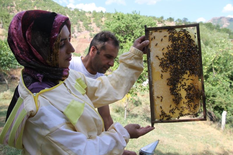 2 çocuk annesi  ‘Ben yaparım dedi’ ve yaptı, devletten aldığı destek ile arıcı oldu
