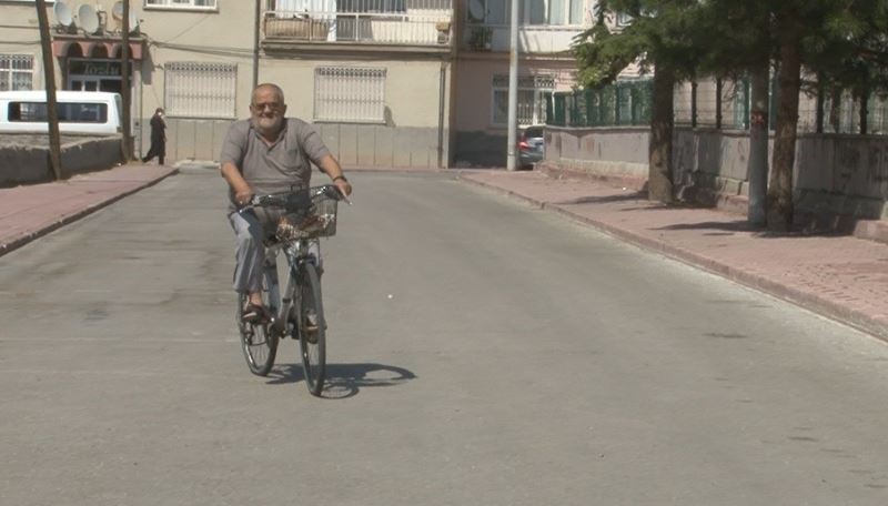 33 yıldır muhtarlık yaptığı mahallenin sokaklarını bisikletiyle geziyor
