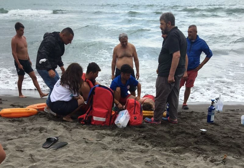 Boğulma tehlikesi geçiren kadını cankurtaranlar kurtardı
