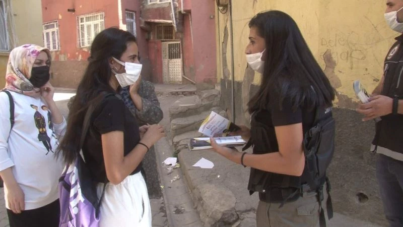Siirt’te kadın polisler kapı kapı gezerek anne ve babaları uyuşturucuya karşı bilgilendirdi
