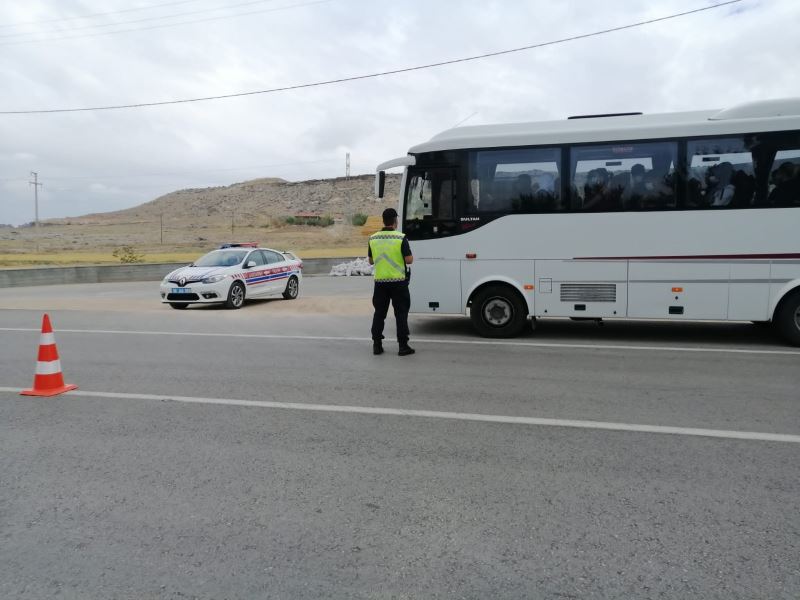 Aksaray’da jandarma ekiplerinden yolcu otobüslerine sıkı denetim
