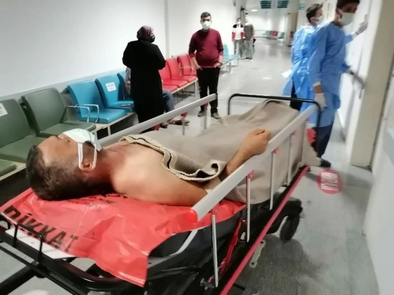 Yeğen amcasını bıçaklayarak ağır yaraladı
