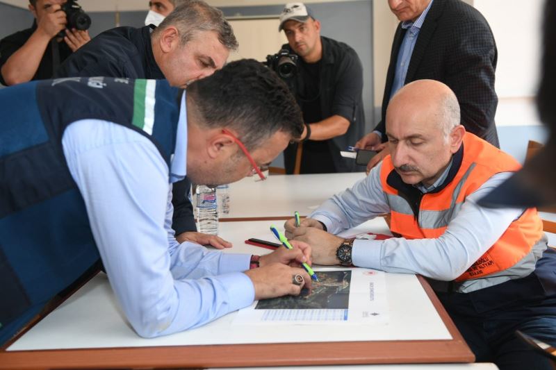 Bakan Karaismailoğlu, sel felaketinin yaşandığı Sinop Ayancık’ta helikopterle incelemelerde bulundu
