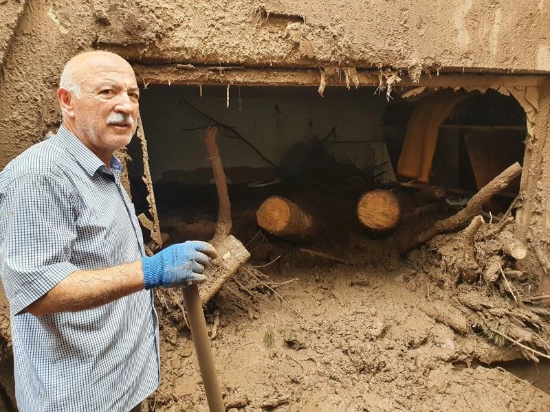 Kahvaltı hazırlarken selin sürüklediği tomruk duvarı patlattı
