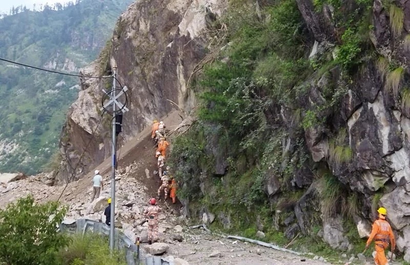 Hindistan’daki toprak kaymasında can kaybı 13’e yükseldi
