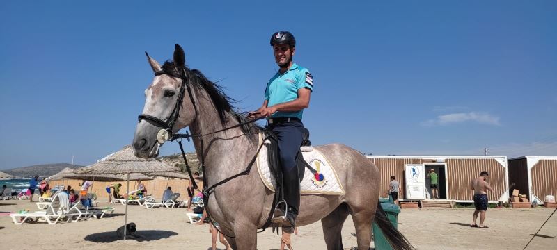 Atlı jandarmalar ünlü tatil merkezi Çeşme plajlarında göreve başladı
