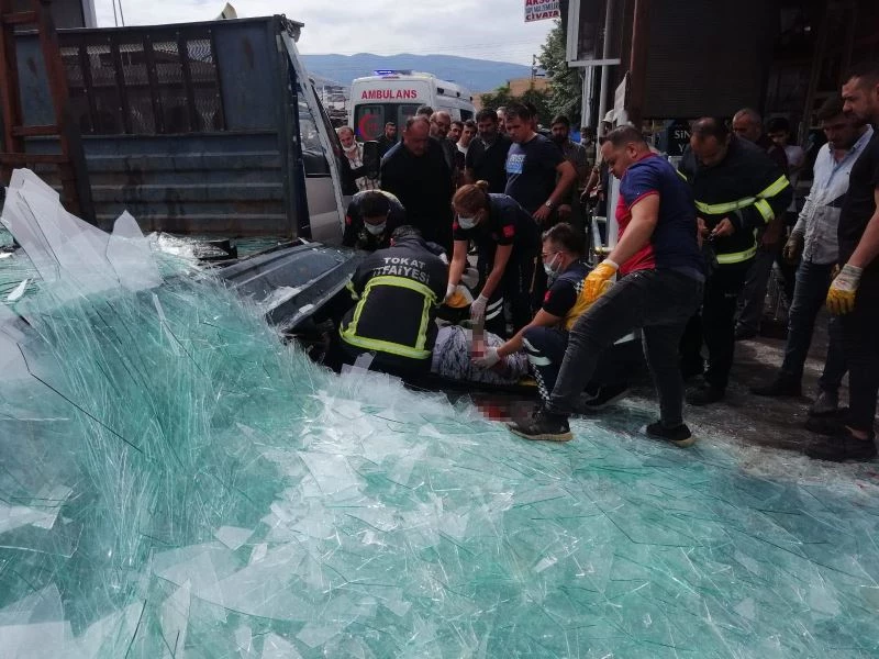 Üzerine cam blok devrilen camcı ölümden döndü
