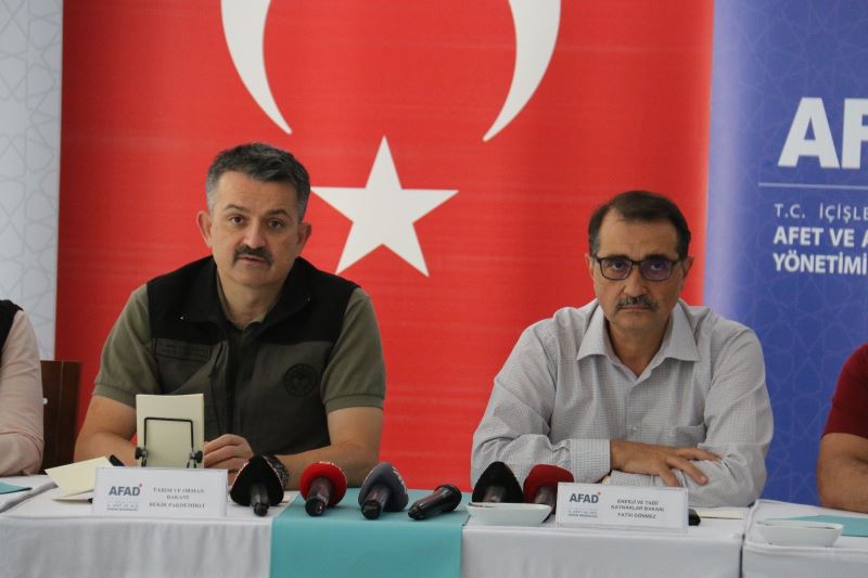 Bakan Pakdemirli: “Tüm yangınlar kontrol altına alındı”
