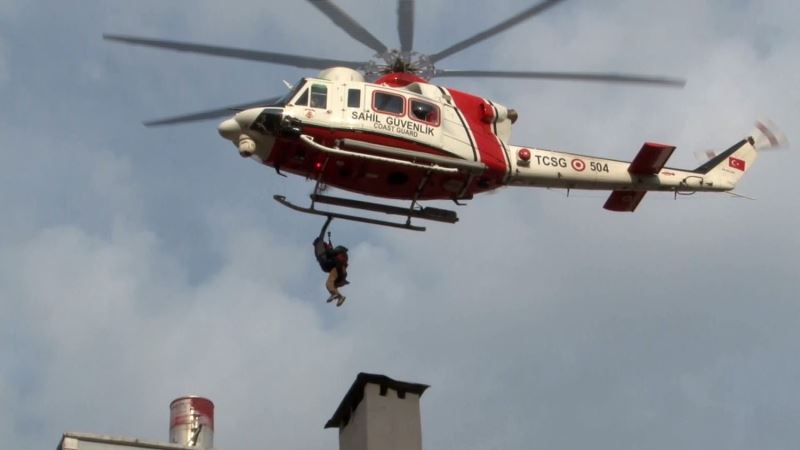 Binalarında mahsur kalan selzedeler helikopterlerle kurtarılıyor
