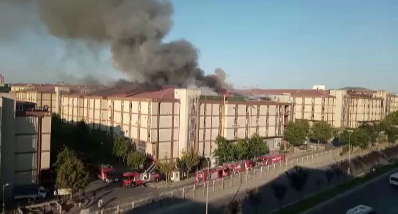 Başakşehir sanayi sitesinde yangın çıktı, dumanlar kilometrelerce uzaklıktan görülüyor
