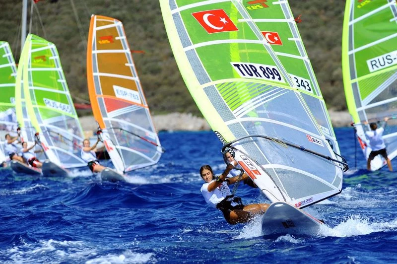 Sert rüzgarda zorlu mücadele veriyorlar
