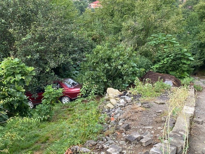 Facia kıl payı atlatıldı, park halindeki otomobilin freni boşaldı
