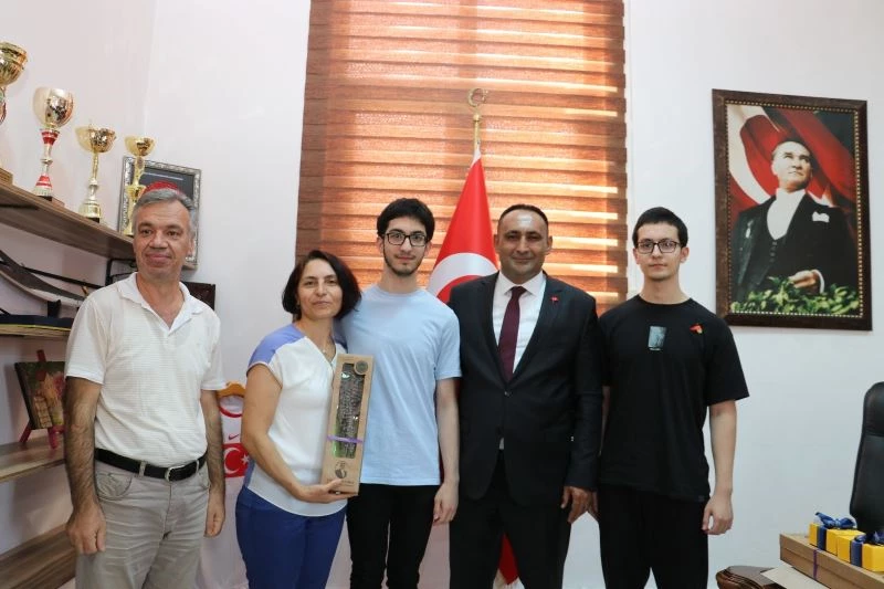 Başkan Yılmaz’dan ikiz kardeşlerin YKS başarılarına ödül
