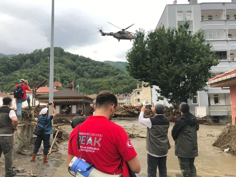 Arama Kurtarma ekipleri, yaşlı kadını selden botla kurtardı
