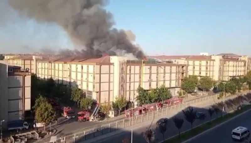 Başakşehir’de 5 katlı işyerinin çatısında korkutan yangın
