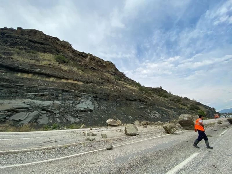 20 metre yükseklikten düşen kayalar karayolunu trafiğe kapattı
