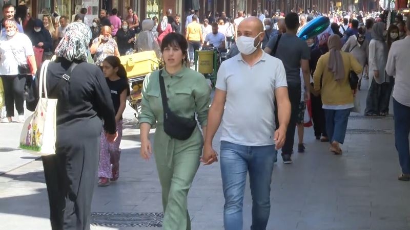 Gaziantep’teki çarşılarda yoğunluk azalmıyor
