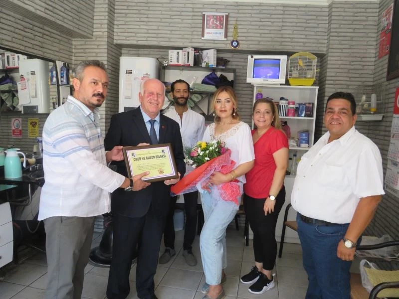 Söke Berber ve Kuaförler Odası’ndan meslekte 30 yılını dolduranlara onur belgesi
