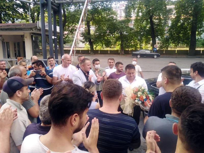 Genel Başkan Hakan Yeşil’i alkışlarla, çiçeklerle karşıladılar
