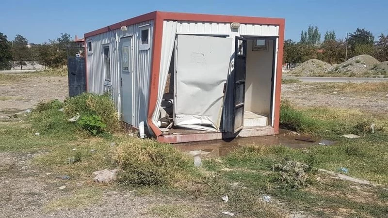 Konteyner tuvalete araç çarptı
