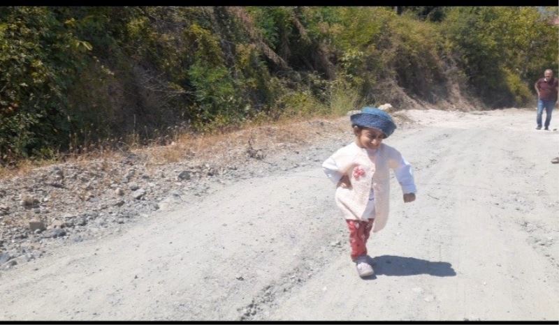 Türkiye’nin en kısa boylu kadını, köyüne yol istedi
