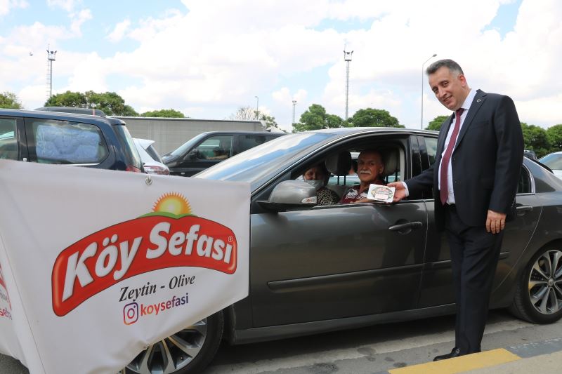 Gurbetçilere dönüş yolunda zeytin ikramı
