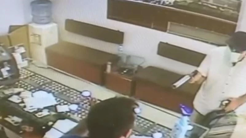 Elazığ’da kuyumcuda soygun girişimi: Kendini polis olarak tanıttı, kimliği istenince silah çekti
