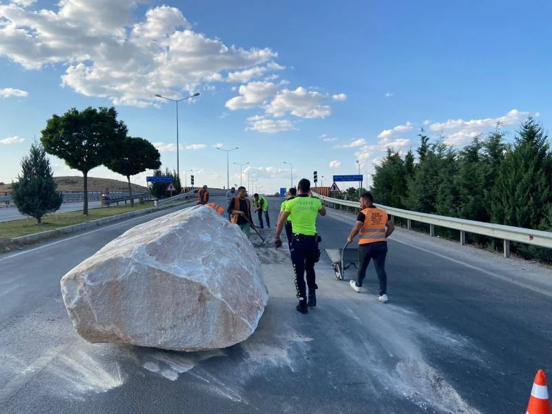 Tırdan yola tonlarca ağırlıktaki mermer blok düştü
