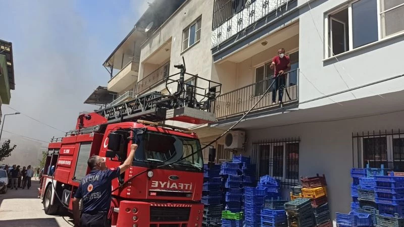 Şarj cihazından çıkan yangın evi küle çevirdi
