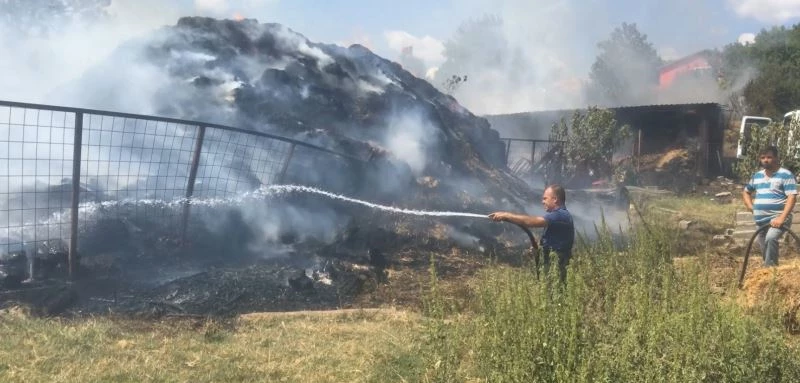 Köy halkı ve itfaiyeciler yangını söndürmek için uzun süre uğraş verdiler
