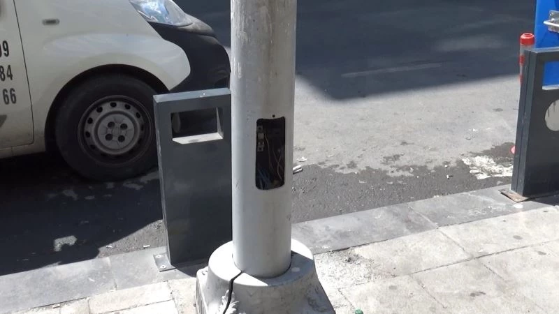 Sultangazi’de kapakları çalınan aydınlatma direkleri tehlike saçıyor
