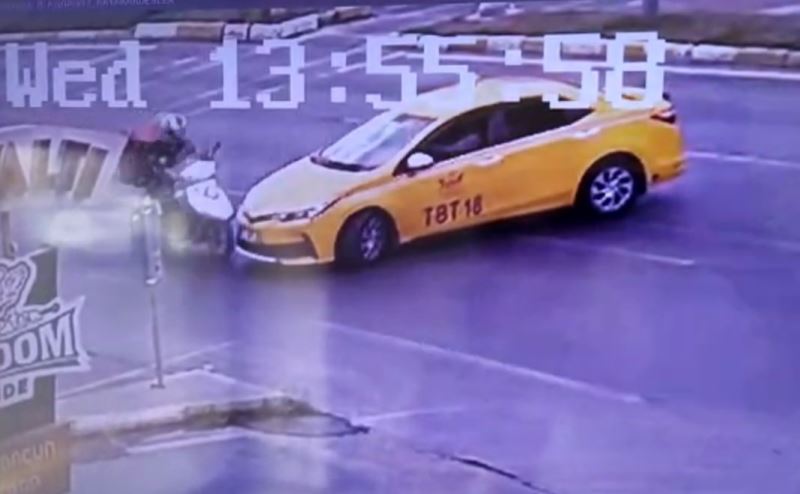  Kırmızı ışıkta geçen ticari taksi, motosikletliye çarpıştı: 1 yaralı
