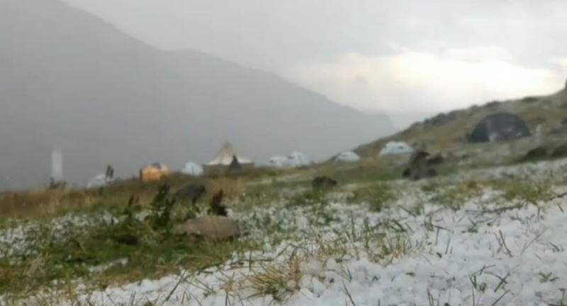 Yaylada kamp yapan dağcılara dolu süprizi
