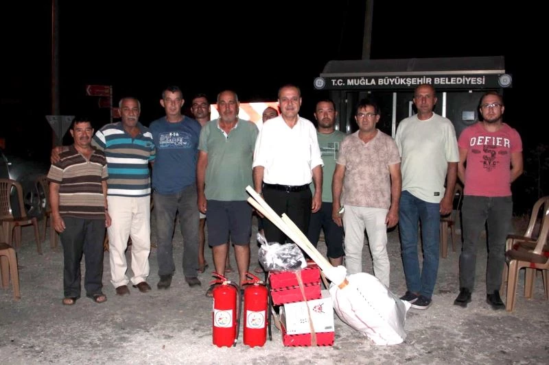 Muhtarlara yangınlarda ilk müdahale için malzemeler teslim edildi
