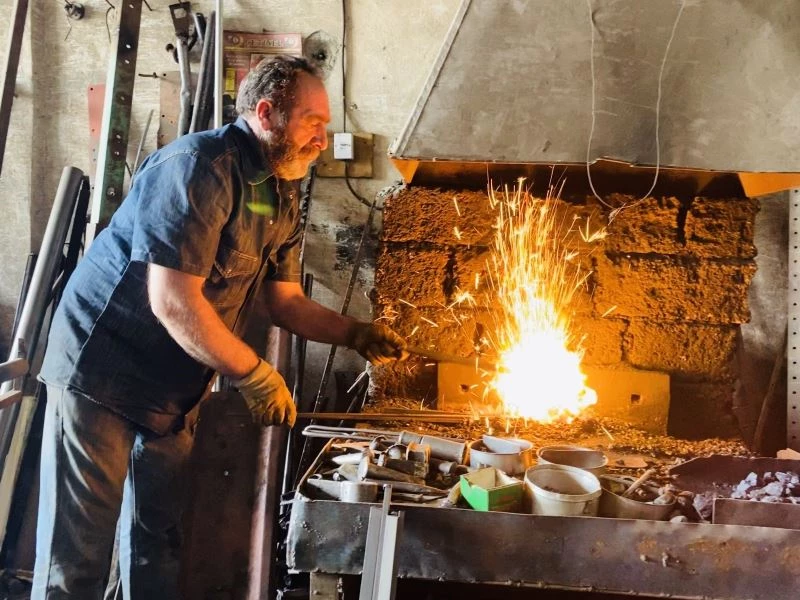 Kavurucu sıcaklarda ocak başında demir döverek asırlık mesleği sürdürüyor
