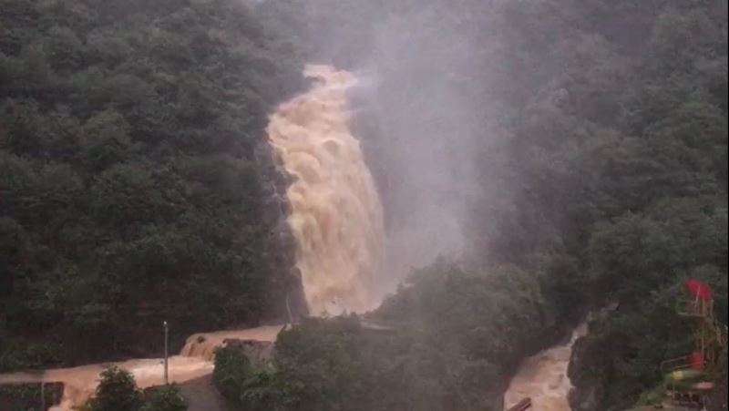 Rize’nin Çayeli ilçesinde Ağaran Şelalesi taştı
