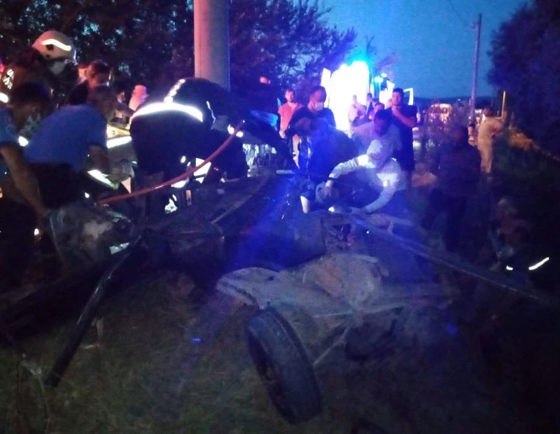 Bursa’da direğe çarpan araç parçalandı: 1 ölü
