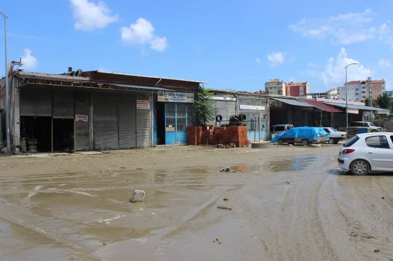 Türkeli’de selin izleri silinmeye çalışılıyor
