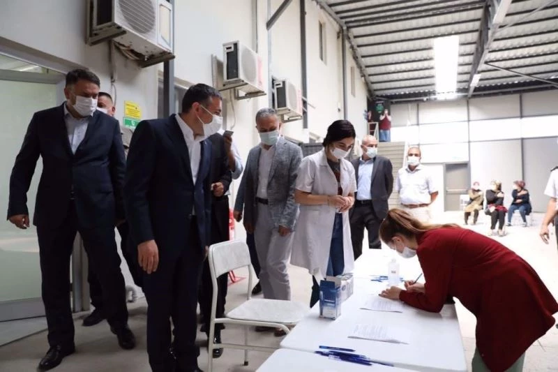 Mobil aşı ekipleri sağlık hizmetini işçilerin ayağına getiriyor
