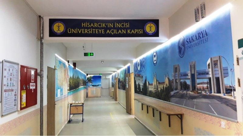 Anadolu Lisesi’nin çok amaçlı salonuna tiyatro sahnesi
