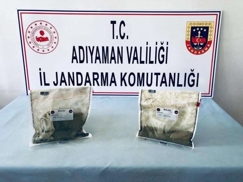 Kurutmaya bıraktıkları esrarı toplarken yakalandılar
