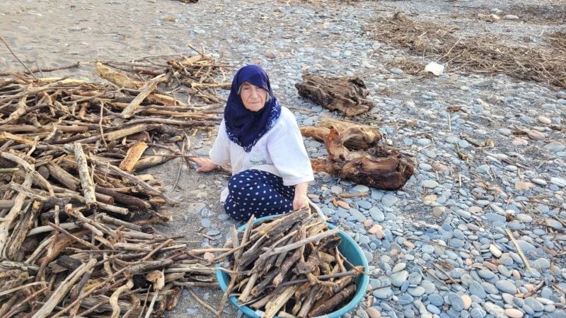 Selin etkili olduğu Kastamonu’da sahile vuran odunları vatandaşlar topluyor
