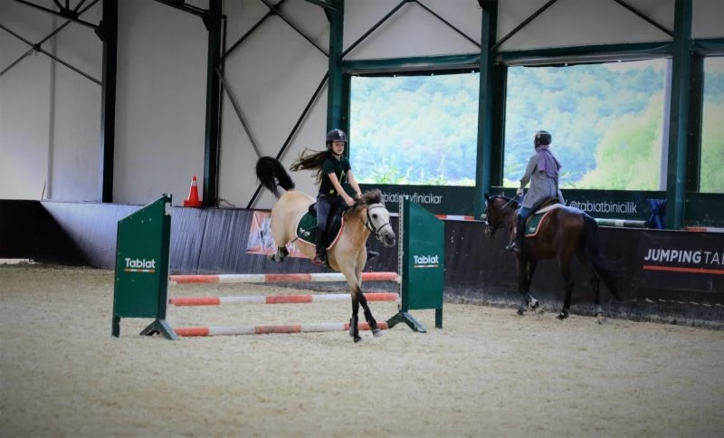 Gezmek için geldiği binicilik kulübüyle şampiyon oldu
