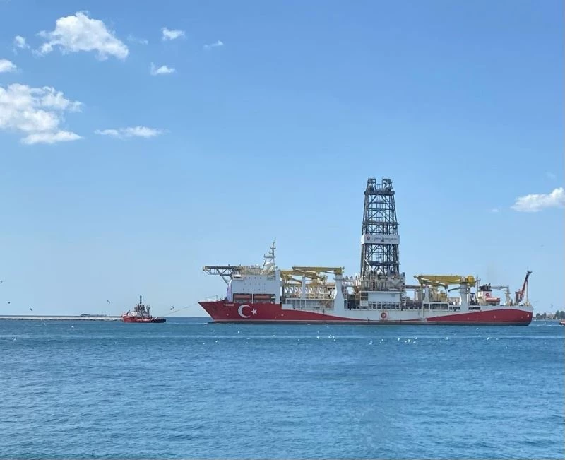 ’Yavuz’ sondaj gemisi Karadeniz’e açılmak üzere İstanbul Boğazı’na giriş yaptı
