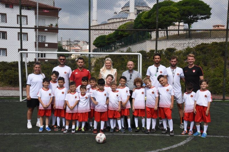 ’Yaz futbol okulu’ minik öğrencileri ile bir araya geldi
