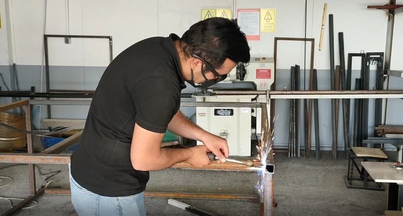 Erciş Belediyesi atıl malzemeleri geri dönüştürerek park ve bahçelerde vatandaşların kullanımına sunuyor
